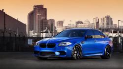 bmw m5 синий автомобиль в городе картинки скачать