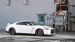 Nissan GTR R35 белый автомобиль картинки