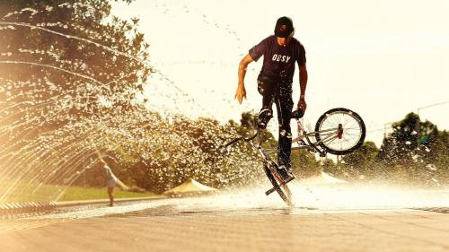 Sport bikes man boy water spray awesome wallpaper